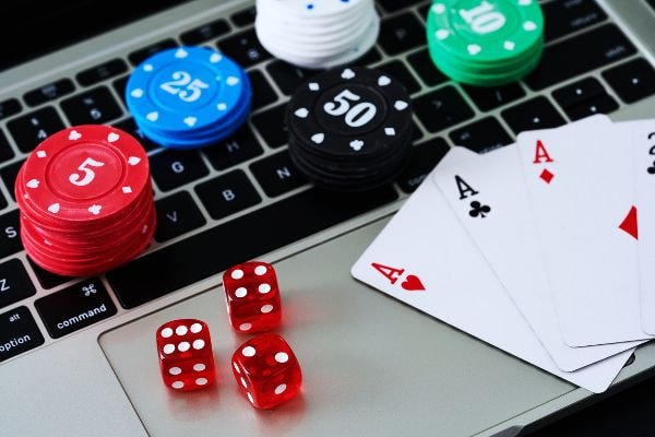 Split-screen showing texas88 login app running live roulette and Liga 1 sportsbook markets simultaneously on mobile